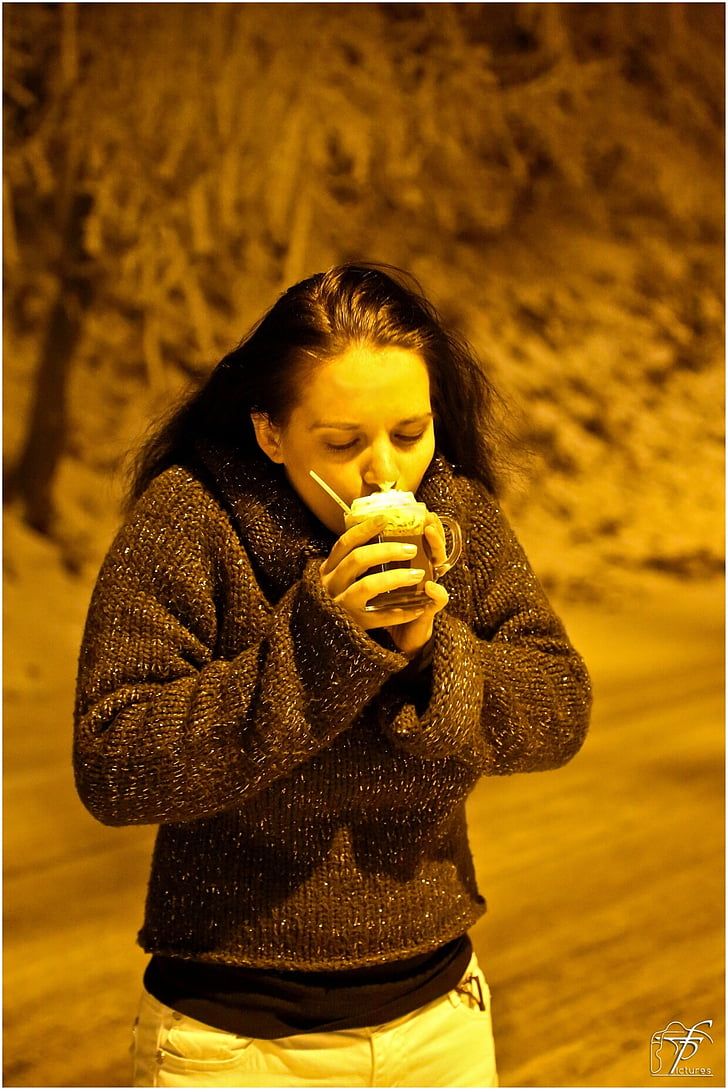 sieviete, dzēra kafiju, meitene, auksti, naktī, ziemas, kafijas