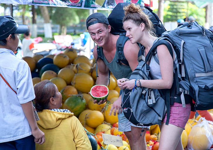 Turistika v Vietnamu, vodní meloun, batůžkáře, výročí turné, trh, bying ovoce, zvědavý