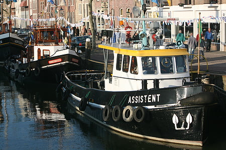 Maassluis, přístav, remorkér