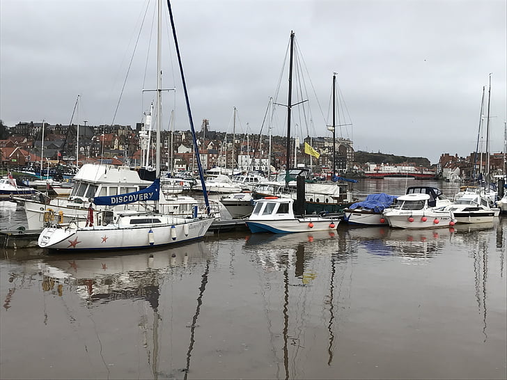 Whitby, Whitby hamn, båtar