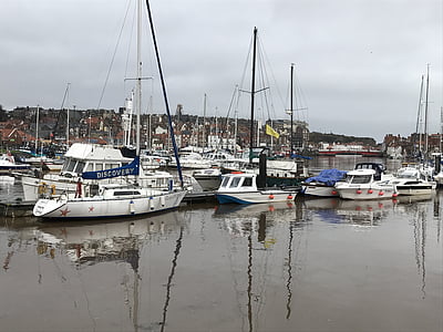 Whitby, Whitby harbour, čolni