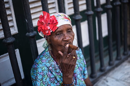 az emberek, régi, nő, nagymama, dohány, virág