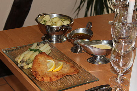chřest, chřestové jídlo, řízek, brambory, máslo, holandskou, gedeckter tabulka