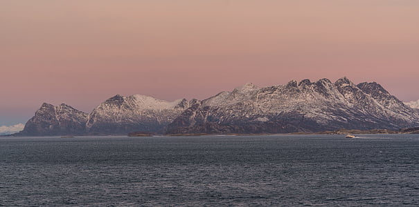 de kust van Noorwegen, zonsondergang, fjord, sneeuw, water, landschap, Arctic