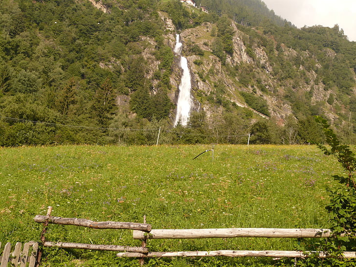 Cachoeira Parcines, Cachoeira, paisagem, caminhada, Prado, natureza da montanha, Tirol do Sul