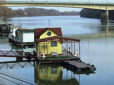 Szeged Ungaria, Tisa, Casa plutitoare, Podul Uptown, complot, nava, facilităţi de înot