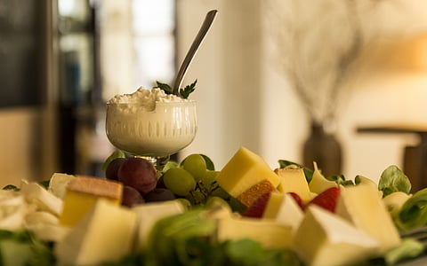 švediškas stalas, vėlyvieji pusryčiai, pusryčiai, sūris, vaisių, kremas, stiklo