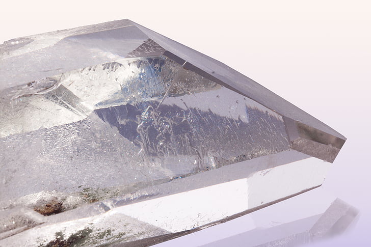 Quars pur, Cristall de roca, mineral, trigonal, superfícies de prisma, diòxid de silici, transparents