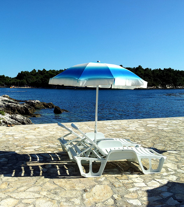 paplūdimio skėtis, paplūdimys, kėdės, vasaros, atostogų, jūra, mėlyna