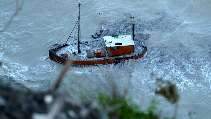 cutter, rügen, distress, wreck, baltic sea, fishing vessel, sea