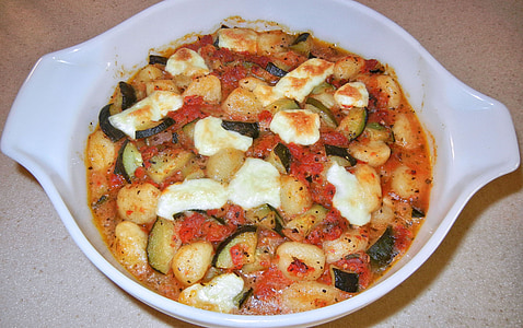 gnocchi, tomatid, suvikõrvits, pühvli mozzarella, maitsetaimed