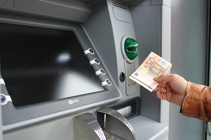 ATM, peníze, eura, vybírat hotovost, hotovost
