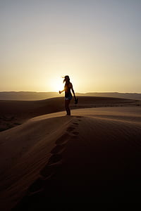 silueta, fotografia, dona, peu, sorra, posta de sol, Dune