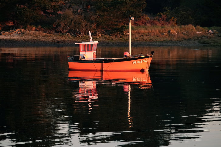 Bretagne, soluppgång, båt, reflektion på vattnet
