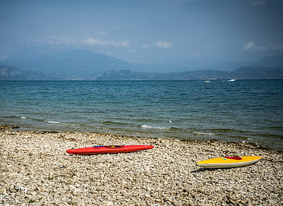 het Gardameer, Italië, strand, kajaks, reizen, blauw, water