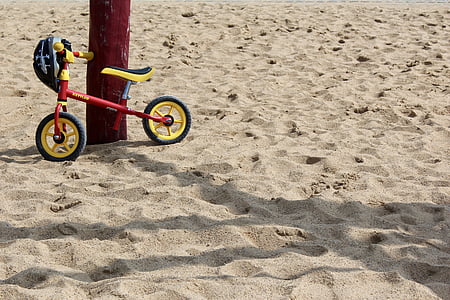bērnu velosipēds, velosipēds, smilts, stūre, velosipēda ķivere, parks, rotaļu laukums