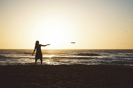 sylwetka, Zdjęcie, Kobieta, rzucanie, Frisbee, pobrzeże, zachód słońca