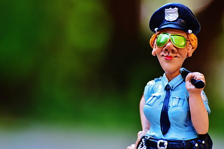 policia, divertit, figura, policia, a l'exterior, ulleres de sol, nen
