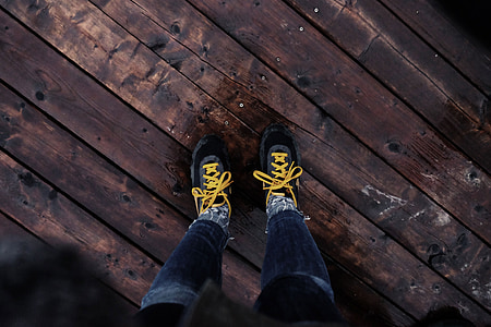 zapatos, amarillo, cordones, madera, piso, madera - material