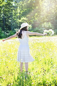 skaista meitene ar lielu savvaļas ziedu pušķi, pļavas, vasaras, laimīgs, daba, puķes, laimi