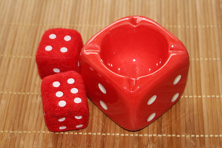 kocky, popolník, červená, hazardné hry, kocky, Voľný čas hry, drevo - materiál