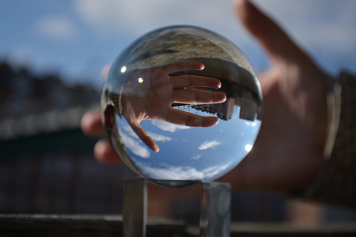 ranka, stiklo kamuolys, veidrodinis atspindys, kamuolys, stiklo
