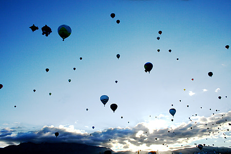 globus, globus aerostàtics, festa de globus, volant, cel, núvols, a l'exterior