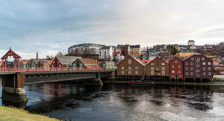 Noruega, Trondheim, cidade velha, ponte, reflexão, água, Escandinávia
