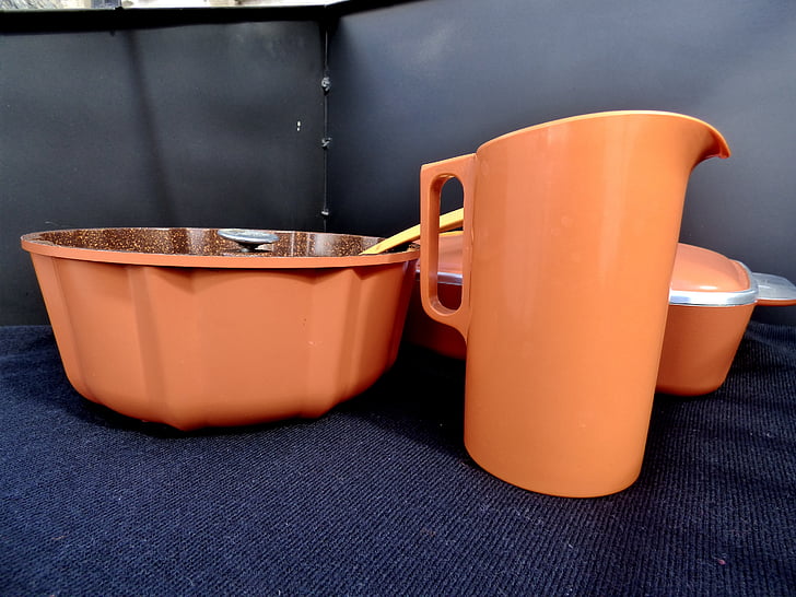 Savarin, džbán, kontejnery, oranžová barva