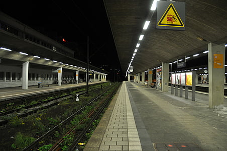 dzelzceļa stacija, tumša, Heidelberg, gleise, šķita, ka, platformas, apgaismojums
