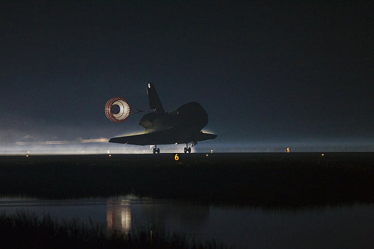 Space shuttle atlantis piezemēšanās, velciet izpletnis, izvietota, skrejceļa, naktī, izpletnis, astronauts