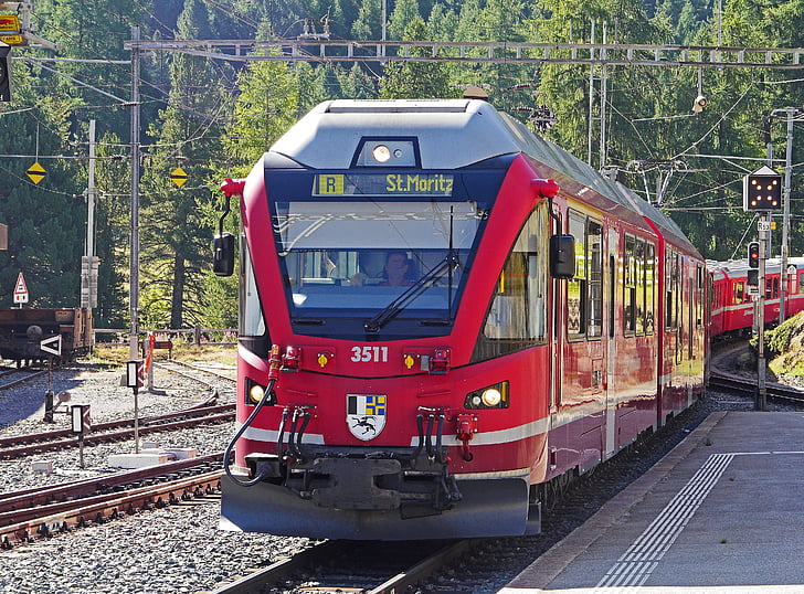 tren de Bernina, Pontresina, estació de tren, porta d'entrada, tren regional, vagons, Abe 8-12