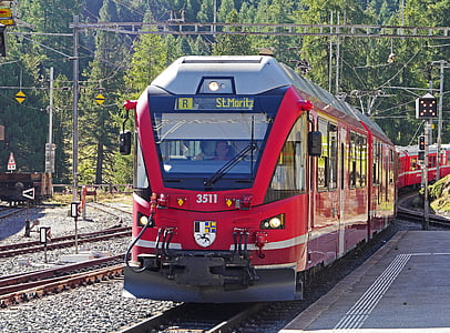 dworca kolejowego Bernina, Pontresina, Stacja kolejowa, bramy, Pociąg regionalny, Wagony kolejowe, Abe 8-12