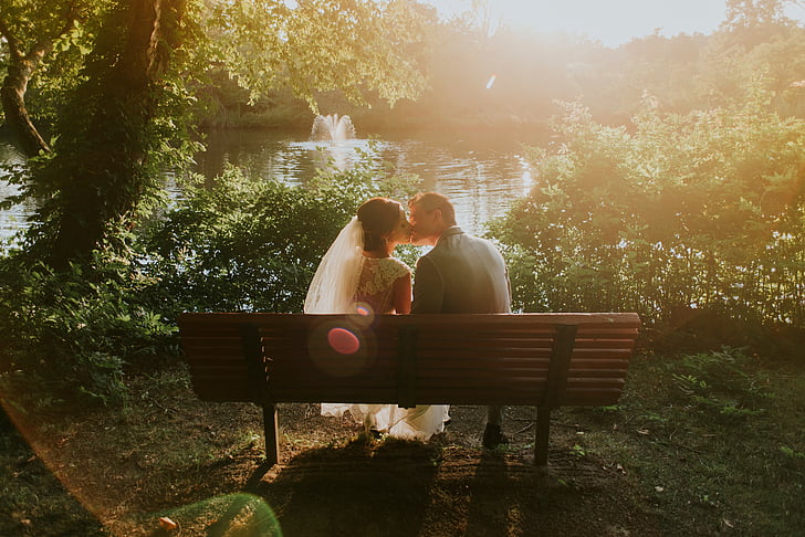 pāris, sēde, brūns, koka, sols, skūpstīt, laulības