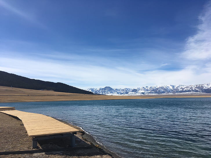 Lago de madeira Serry, em xinjiang, Yili