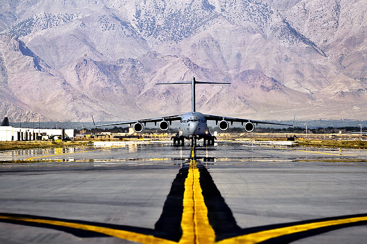 plano, militar, carga, pista de aterrizaje, montañas, c-17, avión