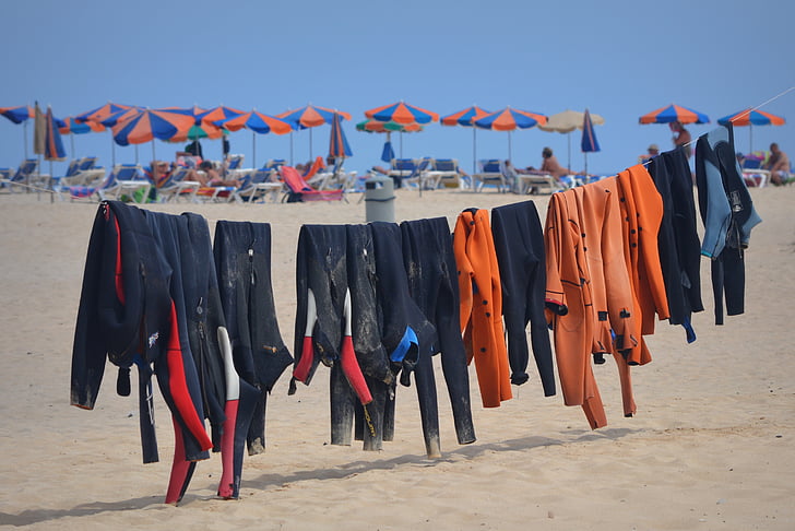vêtements de surf, plage, vacances, parasols, sable, wasdraad