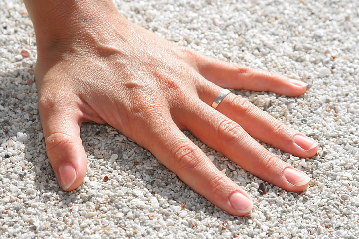 dedos, mão, seixos, anel, parte do corpo humano, mão humana, areia