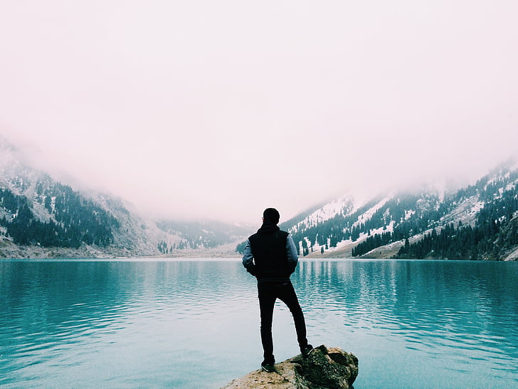 гірське озеро, людина, дивлячись, насолоджуючись, подання, туман, бірюза