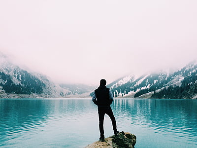 Lago de montanha, pessoa, olhando, desfrutando de, modo de exibição, nevoeiro, turquesa