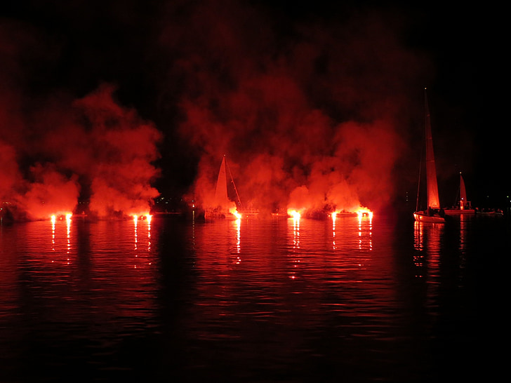námořník, pochodně, světla, jezero v plamenech, voda, lodě, ohňostroj
