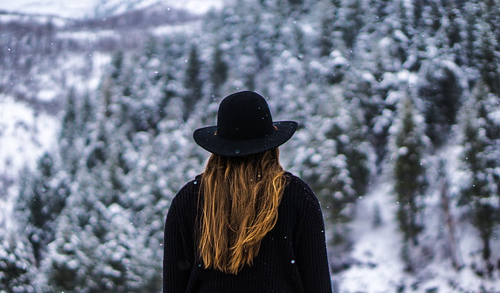 kvinna, skogen, svart hatt, jacka, tröja, bygel, kalla