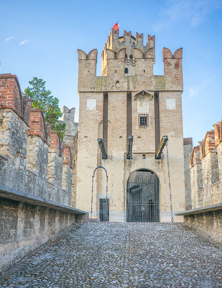 Castell de Scaliger, Llac de garda, porta, entrada del castell, Pont, Sirmione, Itàlia
