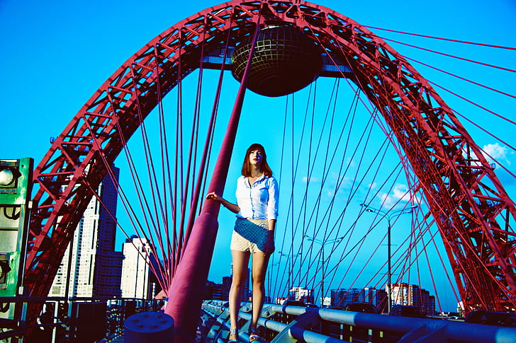 séance photo sur le pont pittoresque, Moscou, jeune fille, photoshoot, style, brillant, posture