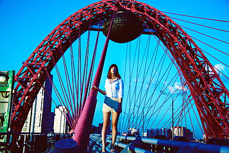 sesión de fotos en el puente pintoresco, Moscú, chica, sesión de fotos, estilo, brillante, postura