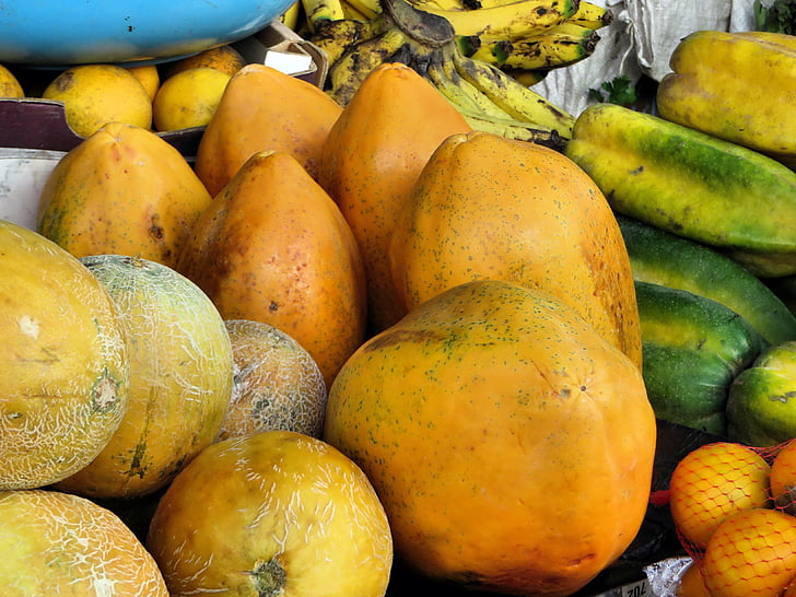 Ekvador, Cuenca, Pazar, egzotik meyveler, Papaya, renkli