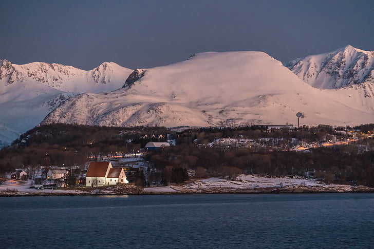 Noorwegen, Tromsø, zonsopgang, kerk, het platform, berg, sneeuw
