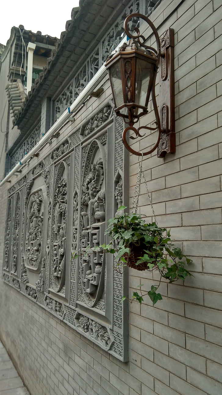 architecture antique, applique murale, mur de briques, plantes vertes