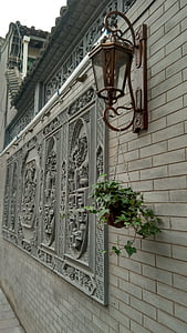 antike Architektur, Wandleuchte, Ziegelmauer, grüne Pflanzen