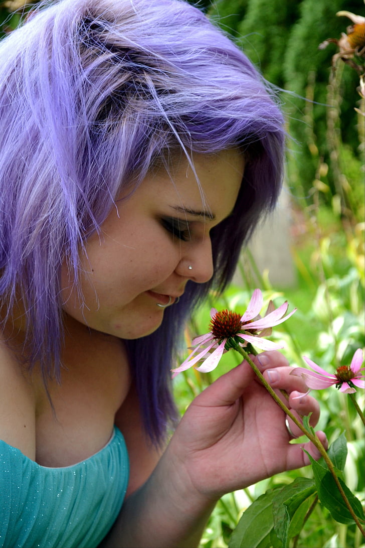 fleur, odeur, assez, cheveux violet, femelle, jeune fille, souriant